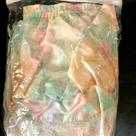 Vintage Pastel Floral Shower Curtain With Attached Balloon Valance - Picture 4 of 4